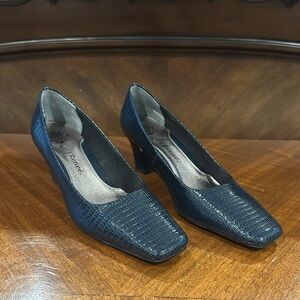 J.Reneé EUC Navy Mary Square-toe Gold accent Lizard Pumps 7M